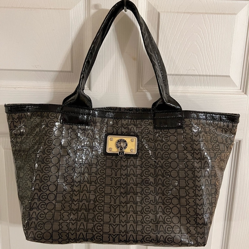 MARC JACOBS SIGNATURE ZIPPERED TOTE